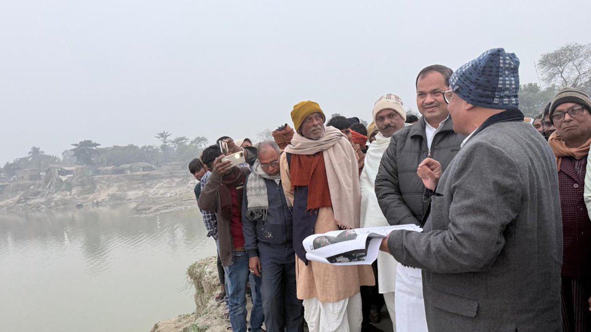 माननीय विधायक श्री शैलेश कुमार उर्फ़ बुलो मंडल जी के साथ जल संसाधन विभाग के मुख्य अभियंता श्री अनवर जमील जी एवं अभियंता प्रमुख वरुण जी द्वारा झल्लू दास टोला, इस्माईलपुर, बिंदटोली, करारी तीनटंगा सहित कटाव-प्रभावित क्षेत्रों का स्थलीय निरीक्षण किया गया।