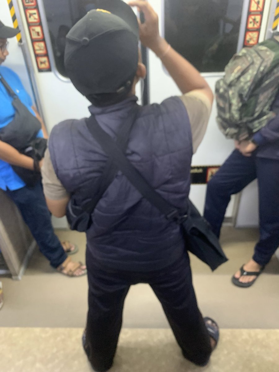 emonnyet's tweet photo. panggil aku pengendali krl https://t.co/HW9s1cTzV0