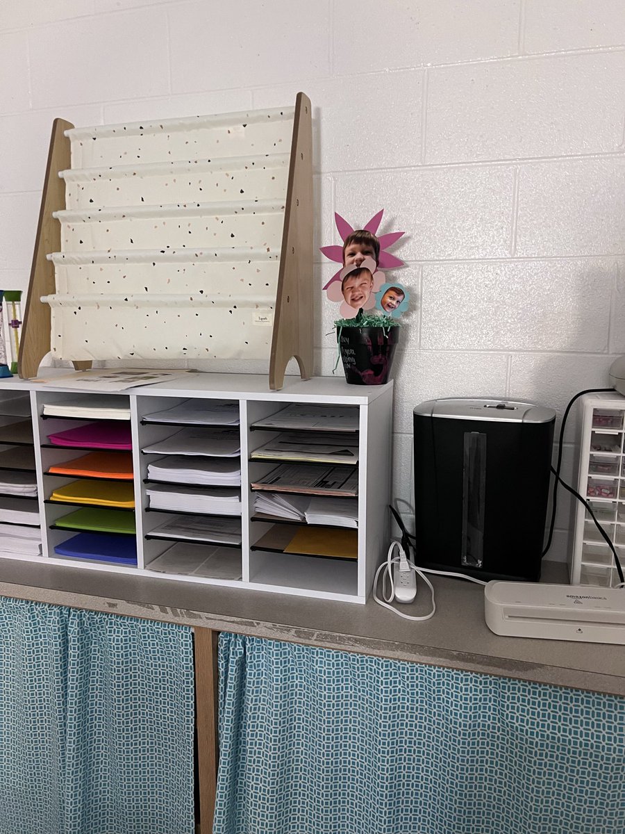 So fun going back to Coops elementary school to see these amazing women who truly mean more than they know♥️ Also Miss Dudley still has her Cooper Flower Pot on display  from Kindergarten🥹