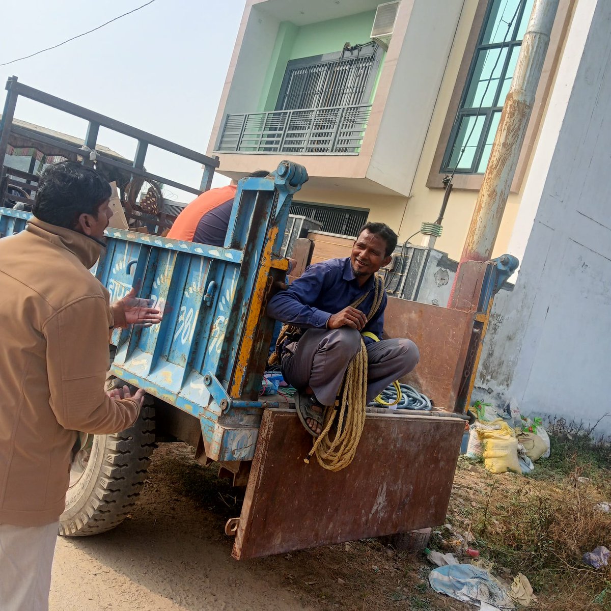 लगातार पत्राचार, IGRS और अनेक फॉलो-अप के बाद तुस्याना KP-5 क्षेत्र में पोल के साथ स्ट्रीट लाइट्स का कार्य पूर्ण हो गया है 💡
GBNVS KP-5 टीम व समिति की ओर से <a href="/OfficialGNIDA/">Greater Noida Industrial Development Authority</a> का आभार, जिन्होंने समस्या का संज्ञान लेकर समाधान किया।
#KP5 #Tusyana #GNIDA #GBNVS #PublicSafety