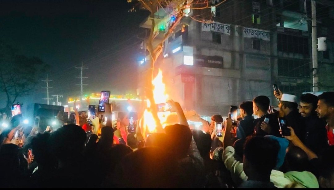DrivenOnField's tweet image. These images capture the horrific site of people being burned while onlookers stand by with their phones, highlighting a desperate need for global attention and action. 
#SaveHindusOfBangladesh #HumanRights 
#BangladeshReality #LookBeyondTheGame