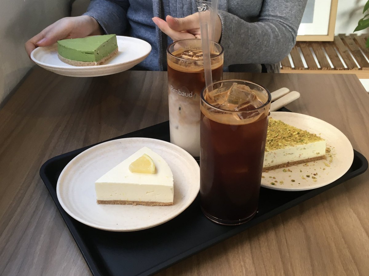 foveuun's tweet photo. 말차품절됏다고슬퍼하니까 좀작아서못팔고빼놓은거잇다고하시면서 말차치즈케이크를서비스로주셧다ㅠㅠ 1인1.5케이크가되엇고 권력잇는디저트타임즐김 ♡ // https://t.co/ZhraOtXlsA