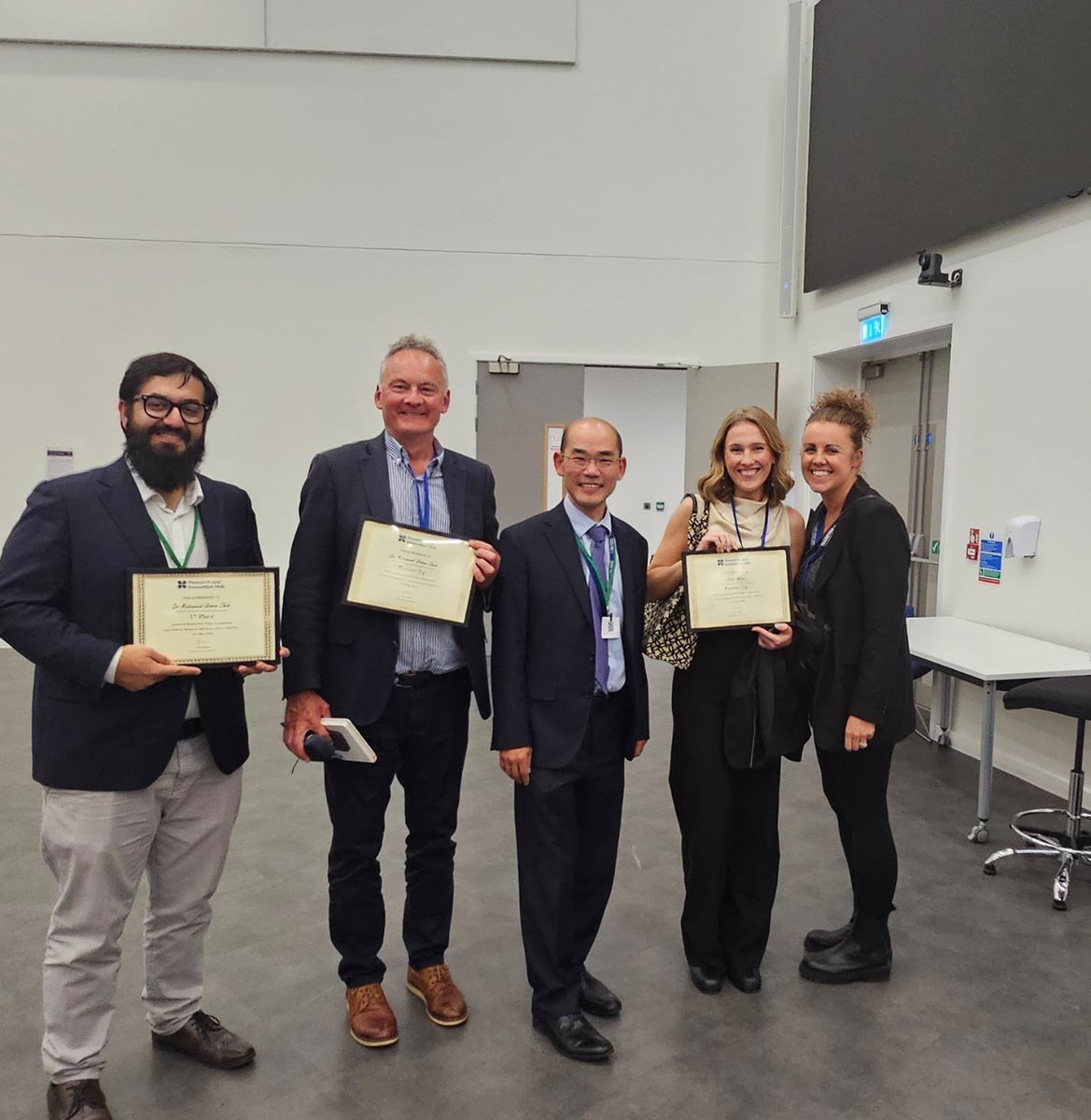 jo_ward08's tweet image. Finishing off in the lab and feeling very grateful for a fabulous year with an even better team 😍 the biggest thank you to the dream supervisors @Chillslincoln79 @psquireslincoln for the opportunities, support and laughs- you make doing a PhD the dream #womeninstem #phdchat