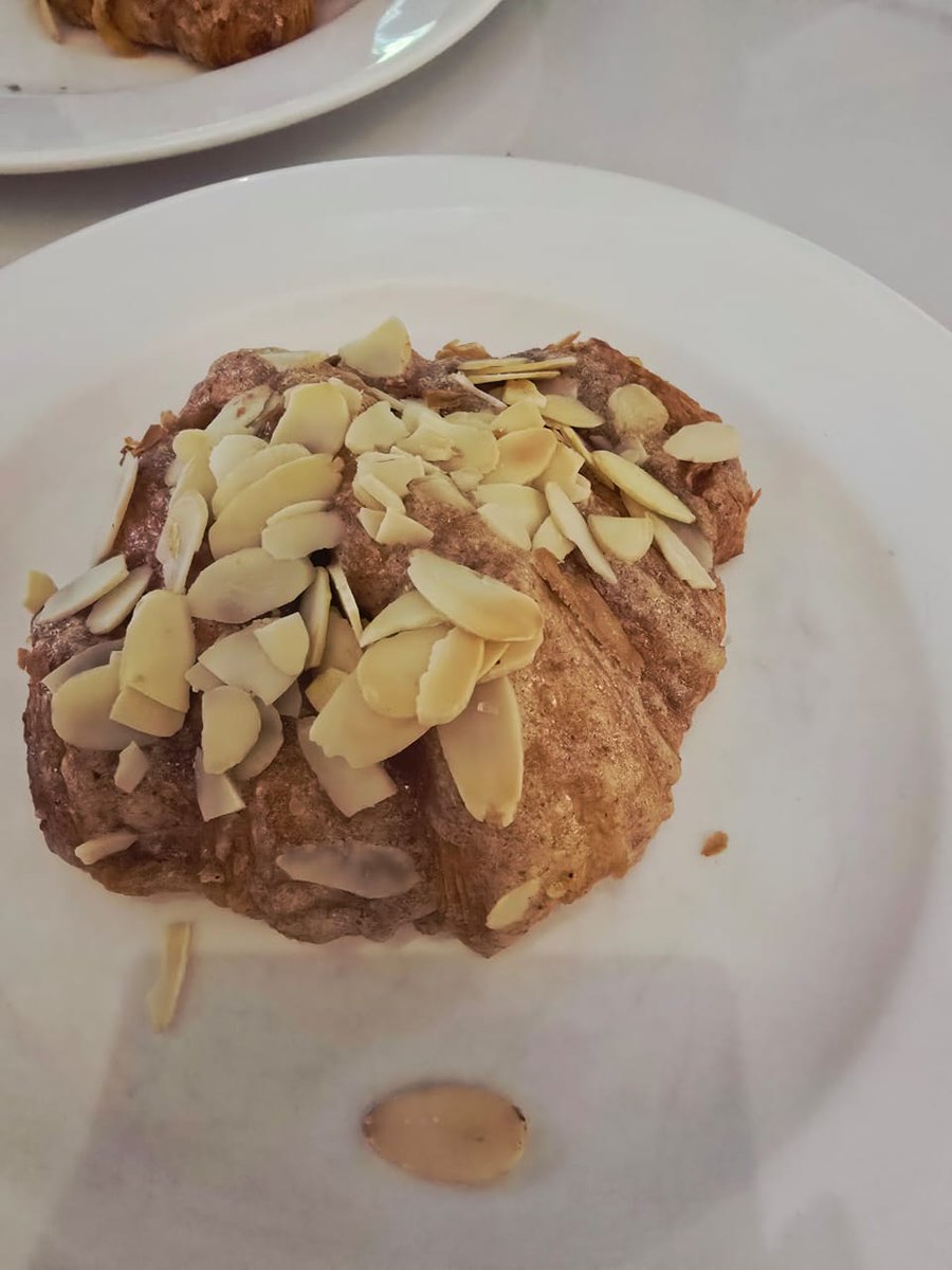 theiqramushtaq's tweet image. The type of cheat, I can have everyday!!🤌🏻
Almond croissants are worth every calorie 🥹

My kinda #fridayritual #cheatmeal