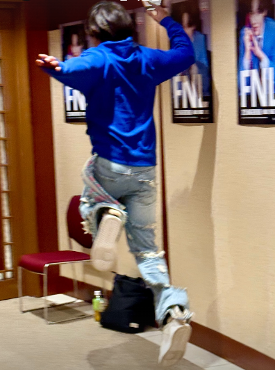 Kkorepo's tweet photo. #チャン・グンソク、イベント「FNL」を終えて大満足で退勤？…廊下でジャンプ！ 
#チャングンソク  
🔗https://t.co/MOPXZIlUuN https://t.co/uQyCBpNCvj