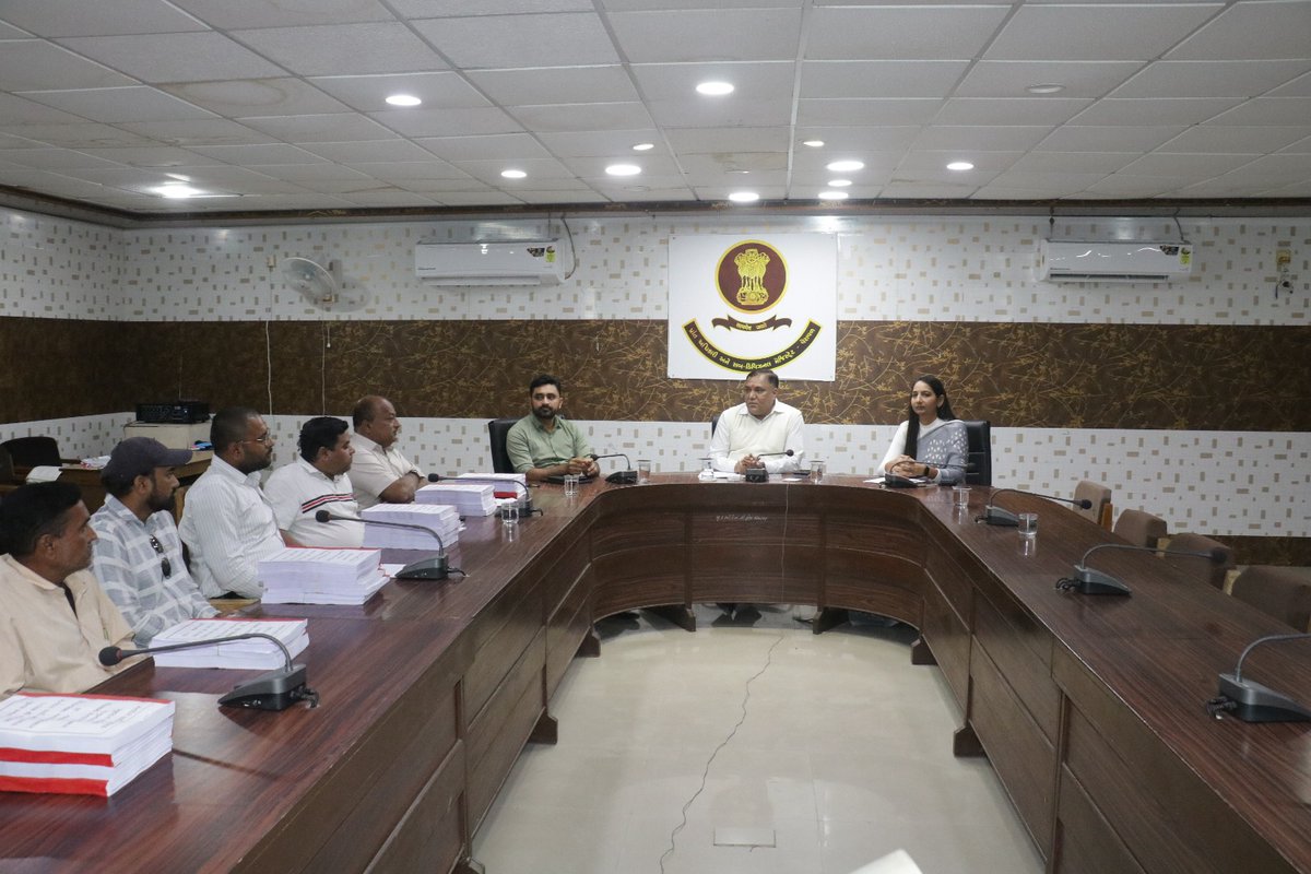 આજ રોજ જિલ્લા ચૂંટણી અધિકારી અને કલેકટરશ્રી , ગીર સોમનાથ દ્વારા રાજકીય પક્ષો સાથે બેઠક કરી અને મતદારયાદી ખાસ સઘન સુધારણા(SIR) અંતર્ગત તૈયાર થયેલ મુસદ્દા મતદારયાદીની તથા મૃત્યુ પામેલ/ગેરહાજર/કાયમી સ્થળાંતર કરેલ મતદારો ની વિગત દર્શાવતી યાદી ની નકલ તેઓને આપવામાં આવી. <a href="/ECISVEEP/">Election Commission of India</a>