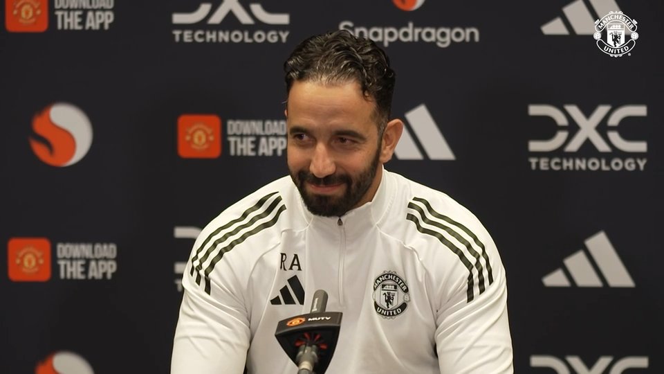 روبن أموريم عن شقيق كوبي ماينو خلال المؤتمر الصحفي: "كوبي لم يرتدِ القميص، لذلك لن يتحمل أي تبعات بسبب تصرف أحد أفراد عائلته" 