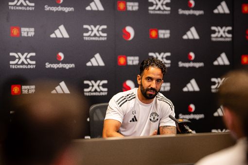 روبن أموريم عن أستون فيلا خلال المؤتمر الصحفي: "فريق ناضج بقيادة مدرب خبير، لا ينهار عند الخسارة ولا يغتر بالانتصار، ويعرف كيف يسيطر على مشاعره داخل الملعب. أما إمكانية مقاومتهم حتى النهاية فلا يمكن التنبؤ بها" 