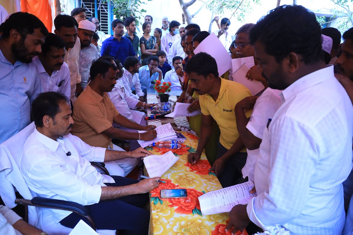 TdpKandikunta's tweet photo. #Adminpost 
తేదీ :- 19-12-2025

సత్యసాయి జిల్లా
కదిరి నియోజకవర్గం కదిరి రూరల్ కుమ్మరవాండ్ల పల్లి  గ్రామ ప్రజల సమస్యల పరిష్కారం కోసం కదిరి శాసనసభ్యులు గౌ శ్రీ కందికుంట వెంకటప్రసాద్ గారు ప్రారంభించిన ప్రజా దర్బార్ కు విశేష స్పందన*. 

ప్రజాదర్బార్ కు కుమ్మరవాండ్ల పల్లి గ్రామ పంచాయతీ ప్రజలు భారీసంఖ్యలో తరలివచ్చారు. గత ప్రభుత్వంలో సమస్యలు చెప్పుకునేందుకు వచ్చిన వారిని బారికేడ్ల���ో నిలువరించి అనేక ఇబ్బందులకు గురిచేశారు. నేడు ప్రజా ప్రభుత్వంలో ప్రతి ఒక్కరిని నేరుగా కలిసి విజ్ఞప్తులను స్వీకరించడంతో పాటు చిన్న చిన్న సమస్యలను అక్కడికి అక్కడే అధికారులకు చెప్పి పరిష్కరించారు,కొన్ని సమస్యల పరిష్కారానికి అధికారులకు తెలియజేసి ప్రజాదర్బార్ గ్రీవెన్స్ లో వచ్చిన సమస్యలను తక్షణమే పరిష్కరించాలని అధికారులకు ఆదేశాలు జారీ చేసిన కదిరి నియోజకవర్గ శాసనసభ్యులు గౌ శ్రీ కందికుంట వెంకటప్రసాద్ గారు ఈ కార్యక్రమంలో అన్ని డిపార్ట్మెంట్లకు చెందిన అధికారులు, రూరల్ మండల నాయకులు కార్యకర్తలు,ప్రజలు పెద్ద ఎత్తున ప్రజా దర్బార్ కార్యక్రమంలో పాల్గొన్నారు.
#PRAJADARBAR 
#ప్రజాదర్బార్ 
#PGRS
#Kadiri 
#kandikuntavenkataprasad 
#TDP