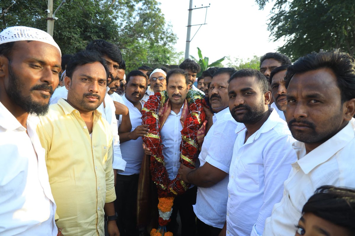 TdpKandikunta's tweet photo. #Adminpost 
తేదీ :- 19-12-2025

సత్యసాయి జిల్లా
కదిరి నియోజకవర్గం కదిరి రూరల్ కుమ్మరవాండ్ల పల్లి  గ్రామ ప్రజల సమస్యల పరిష్కారం కోసం కదిరి శాసనసభ్యులు గౌ శ్రీ కందికుంట వెంకటప్రసాద్ గారు ప్రారంభించిన ప్రజా దర్బార్ కు విశేష స్పందన*. 

ప్రజాదర్బార్ కు కుమ్మరవాండ్ల పల్లి గ్రామ పంచాయతీ ప్రజలు భారీసంఖ్యలో తరలివచ్చారు. గత ప్రభుత్వంలో సమస్యలు చెప్పుకునేందుకు వచ్చిన వారిని బారికేడ్ల���ో నిలువరించి అనేక ఇబ్బందులకు గురిచేశారు. నేడు ప్రజా ప్రభుత్వంలో ప్రతి ఒక్కరిని నేరుగా కలిసి విజ్ఞప్తులను స్వీకరించడంతో పాటు చిన్న చిన్న సమస్యలను అక్కడికి అక్కడే అధికారులకు చెప్పి పరిష్కరించారు,కొన్ని సమస్యల పరిష్కారానికి అధికారులకు తెలియజేసి ప్రజాదర్బార్ గ్రీవెన్స్ లో వచ్చిన సమస్యలను తక్షణమే పరిష్కరించాలని అధికారులకు ఆదేశాలు జారీ చేసిన కదిరి నియోజకవర్గ శాసనసభ్యులు గౌ శ్రీ కందికుంట వెంకటప్రసాద్ గారు ఈ కార్యక్రమంలో అన్ని డిపార్ట్మెంట్లకు చెందిన అధికారులు, రూరల్ మండల నాయకులు కార్యకర్తలు,ప్రజలు పెద్ద ఎత్తున ప్రజా దర్బార్ కార్యక్రమంలో పాల్గొన్నారు.
#PRAJADARBAR 
#ప్రజాదర్బార్ 
#PGRS
#Kadiri 
#kandikuntavenkataprasad 
#TDP