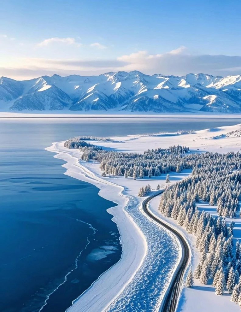shimin1978's tweet photo. 新疆赛里木湖的冬日也太绝了❄️ 蓝冰配着雪山,环湖公路藏在林海间,这是中国西北的极致浪漫
#SayramLake #XinjiangTravel #ChinaWinter https://t.co/WylU4oYWSZ