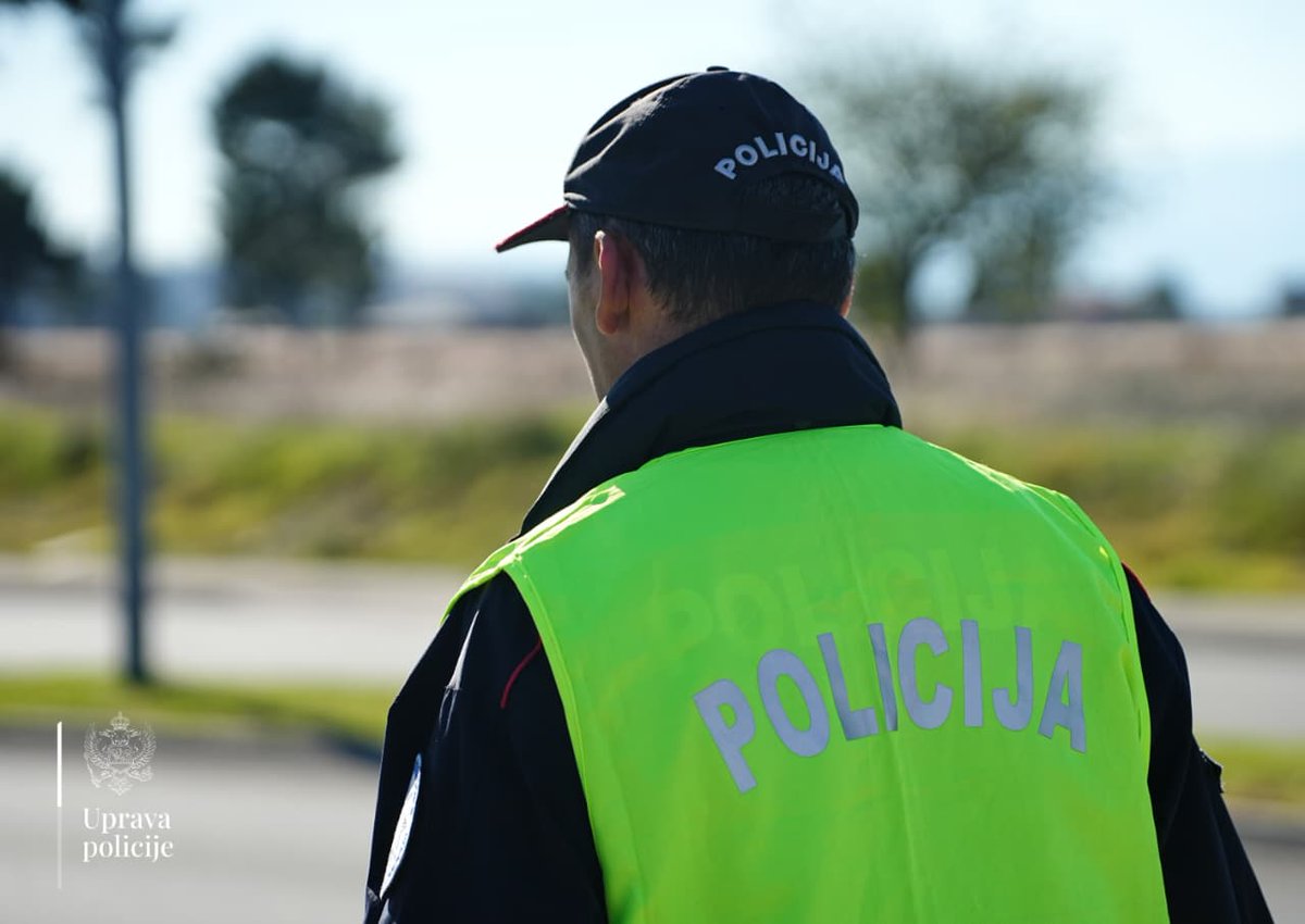 PolicijaCG's tweet image. 🚨🚔Saobraćajna @PolicijaCG OB #UL je uhapsila 3 lica:

➡️Ć. G. (41) iz #UL – pozitivan na kokain, 
➡️Đ. D. (41) iz #UL – pozitivan na marihuanu, 
➡️D. Dž. (26) iz #RO – odbio test na narkotike, 

⚖️Kažnjeni su na sudu za prekršaje sa po 1.500€.