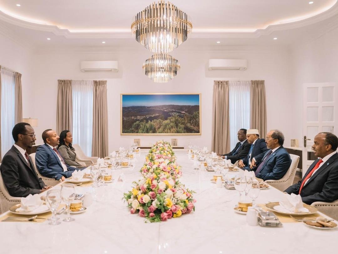 MowliidHaji's tweet image. #UPDATE: Somalia's President Visits Addis Ababa for Talks With Ethiopian Prime Minister

Somalia’s President Hassan Sheikh Mohamud paid a one-day working visit to #Addis Ababa, where he was received by Ethiopian Prime Minister Abiy Ahmed. 

According to statements from the Somali