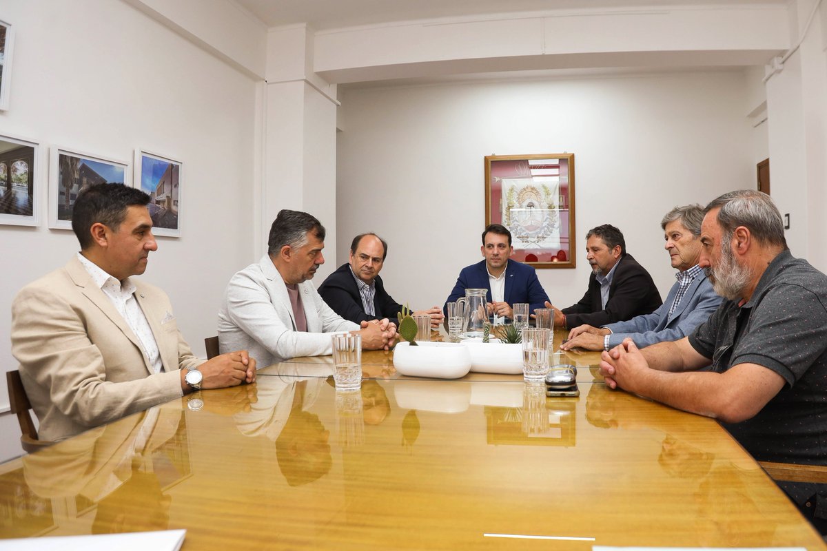 TadeoGZ's tweet photo. Con #Cecim avanzamos en un acuerdo que vincula educación, trabajo y producción, con acciones concretas:
✅Terminalidad educativa secundaria para trabajadores del sector.
✅Formación de recursos humanos en construcción en seco e instalaciones sanitarias y eléctricas.
✅Formación de formadores, con capacitaciones específicas para docentes a cargo de especialistas del sector privado.
✅Creación de una base de datos de personal certificado para facilitar su inserción laboral en pymes.
Educación y trabajo articulados para generar más oportunidades y empleo calificado en #Mendoza.