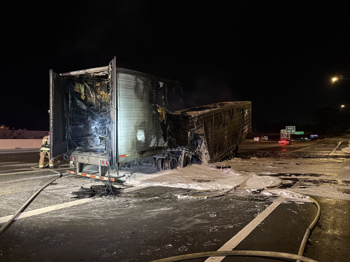 🚨 SIG ALERT 🚨
SB I-5 north of Birmingham Dr — semi-tractor trailer on fire. #3, #4 lanes and off-ramp blocked. Expect major delays.