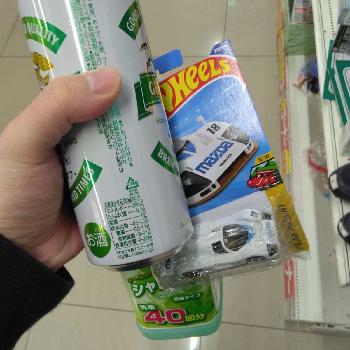 ホットウィールほか2点を手持ちで持ち帰る華金