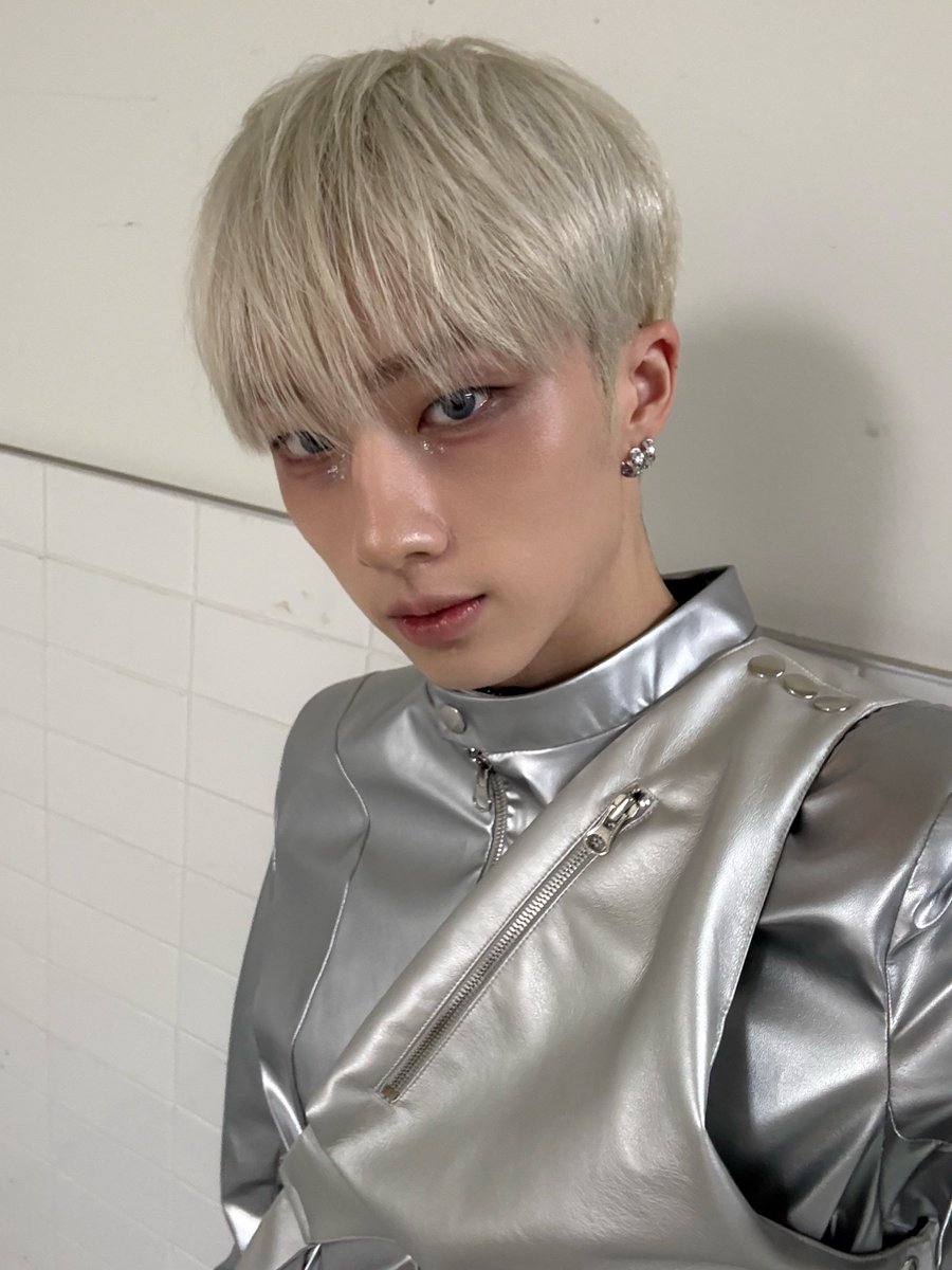 P1H_members's tweet image. 피스 해피 연말✌️

#P1Harmony #JIUNG