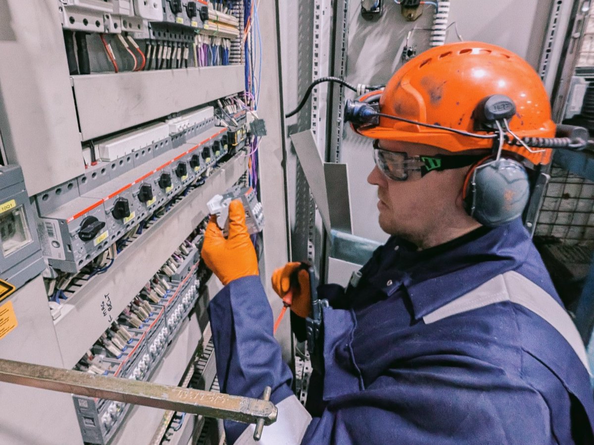 BMetC's tweet image. From shop-floor operator to qualified #engineer. 👨🏻‍🔬
We sat down with Davis to find out how studying with us has helped him carve out a #successful #career for himself! 😊
Here's his interview 👀bit.ly/4jpFC93 #Opportunities #InspiringFutures #RealisingDreams🎯