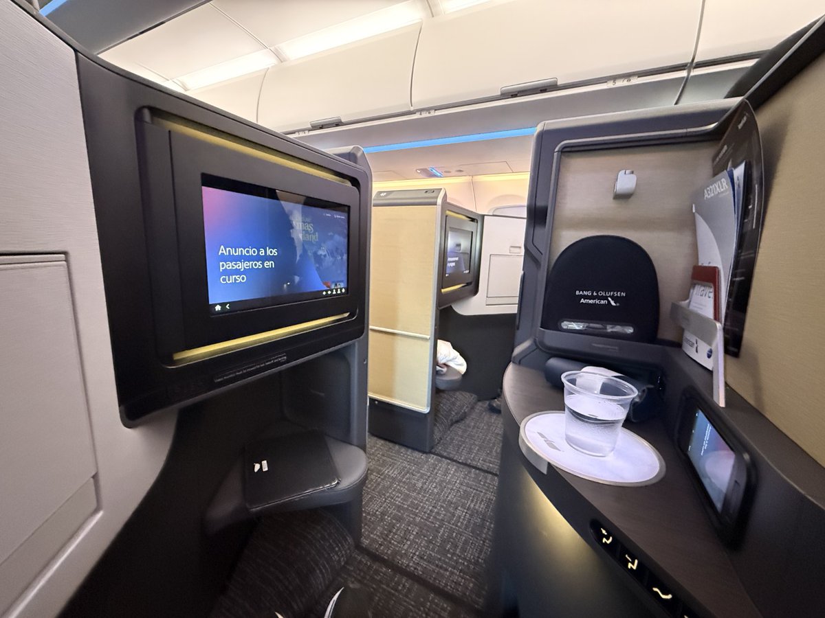 Welcome to American Airlines' A321XLR inaugural flight in Flagship Suite Business Class 

<a href="/airchive/">Chris Sloan</a> reviews the product on last night's JFK-LAX inaugural

runwaygirlnetwork.com/2025/12/americ…