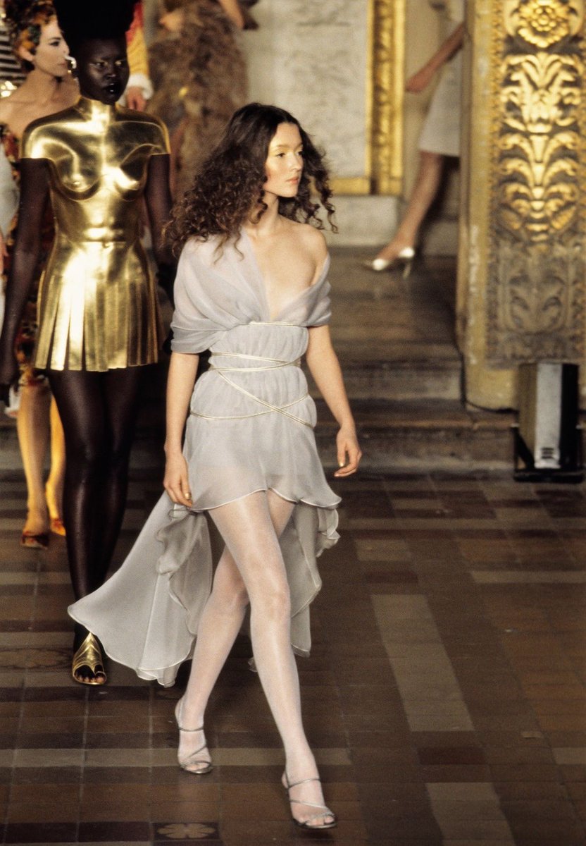 fashionspotterr's tweet photo. Givenchy by Alexander McQueen https://t.co/kEn4lfQbX1