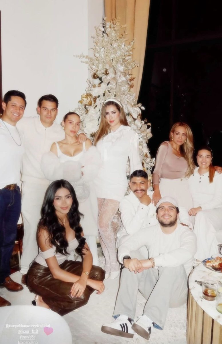 Este ha sido un mes de compartir con amigos y familia. Por más momentos llenos de música y la mejor compañía 🔥❤️ 

#JuanPabloNavarrete #amigos #navidad
