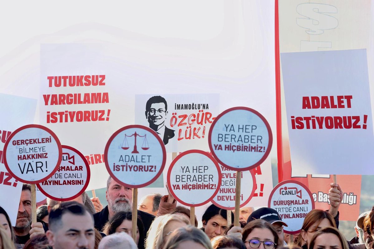 Aile Dayanışma Ağı, 17. Buluşma 📍Silivri

Adalet çağrımızı ve hakikati, tutsak yol arkadaşlarımızın aileleriyle birlikte, duvarları aşan bir kararlılıkla büyütüyoruz. 

Haklılığımızdan aldığımız cesareti, birbirimize inancımızla çoğaltıyoruz.

Tutuksuz yargılamayı, duruşmaların