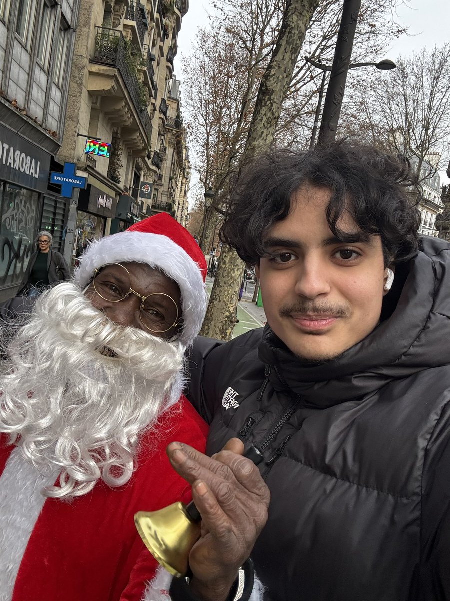 ztmyws23's tweet image. j’ai pris une photo avec le père noël de barbès