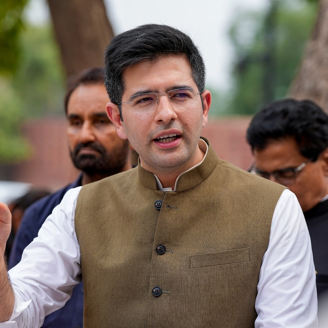 Vishal_aawaj's tweet photo. मैं AAP का कार्यकर्ता नहीं हूं फिर भी दावे के साथ कह सकता हूं की देश को राघव चड्ढा जैसे नेताओं की जरूरत है 🔥

जिस सदन में खड़े होकर एक तरफ़ 

अखिलेश यादव ,अनुप्रिया पटेल और नगीना सांसद चंद्रशेखर जैसे तमाम नेता सिर्फ आरक्षण और जाति की बात करते है !

उसी सदन में AAP सांसद राघव चड्ढा 

• टोल टैक्स और नाकों पर गुंडागर्दी
• प्राइवेट हॉस्पिटल्स के मनमानी
• इंश्योरेंस कंपनियों के बेहिसाब लूटमारी
• बैंक के द्वारा SMS,ATM चार्जेस के नाम पर लूट   
• कंटेंट क्रिएटर्स पर ग़लत ढंग से कॉपी राइट क्लेम

जैसे जनहित के तमाम मुद्दों को इस युवा सांसद ने सदन में उठाया है क्योंकि ये नेता जाति की राजनीति से नहीं निकला है।

जिस दिन सदन में एक चौथाई सांसद भी 
राघव चड्ढा जैसे शिक्षित और युवा होंगे उसी दिन से 

भारत की तकदीर और तस्वीर दोनों बदलनी शुरू हो जाएगी !