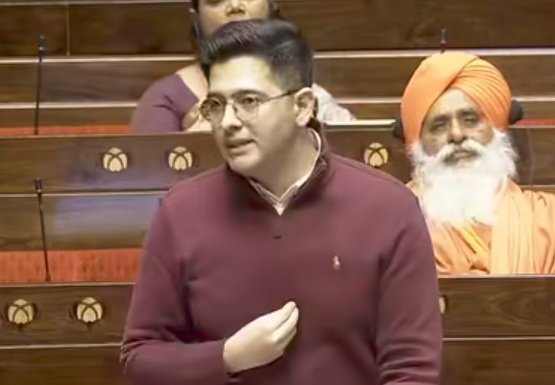 Vishal_aawaj's tweet photo. मैं AAP का कार्यकर्ता नहीं हूं फिर भी दावे के साथ कह सकता हूं की देश को राघव चड्ढा जैसे नेताओं की जरूरत है 🔥

जिस सदन में खड़े होकर एक तरफ़ 

अखिलेश यादव ,अनुप्रिया पटेल और नगीना सांसद चंद्रशेखर जैसे तमाम नेता सिर्फ आरक्षण और जाति की बात करते है !

उसी सदन में AAP सांसद राघव चड्ढा 

• टोल टैक्स और नाकों पर गुंडागर्दी
• प्राइवेट हॉस्पिटल्स के मनमानी
• इंश्योरेंस कंपनियों के बेहिसाब लूटमारी
• बैंक के द्वारा SMS,ATM चार्जेस के नाम पर लूट   
• कंटेंट क्रिएटर्स पर ग़लत ढंग से कॉपी राइट क्लेम

जैसे जनहित के तमाम मुद्दों को इस युवा सांसद ने सदन में उठाया है क्योंकि ये नेता जाति की राजनीति से नहीं निकला है।

जिस दिन सदन में एक चौथाई सांसद भी 
राघव चड्ढा जैसे शिक्षित और युवा होंगे उसी दिन से 

भारत की तकदीर और तस्वीर दोनों बदलनी शुरू हो जाएगी !