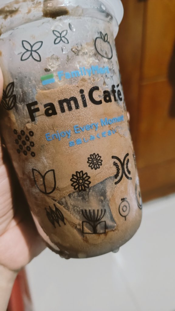 Konsepnya tuh lagi batuk tapi tetep makan ice cream fami. Abis ini minum sanadryl dmp 🙏🏻