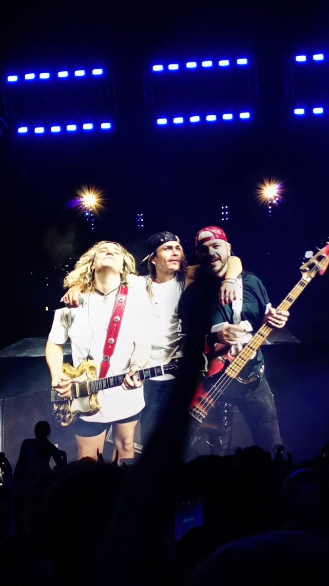 soffvoragine's tweet photo. gracias por este cierre de año wacho @GuidoAIRBAG @AIRBAGoficial @GastonSardelli nos vemos donde sea y cuando sea SIEMPRE⚔️ https://t.co/hUDDlb072a