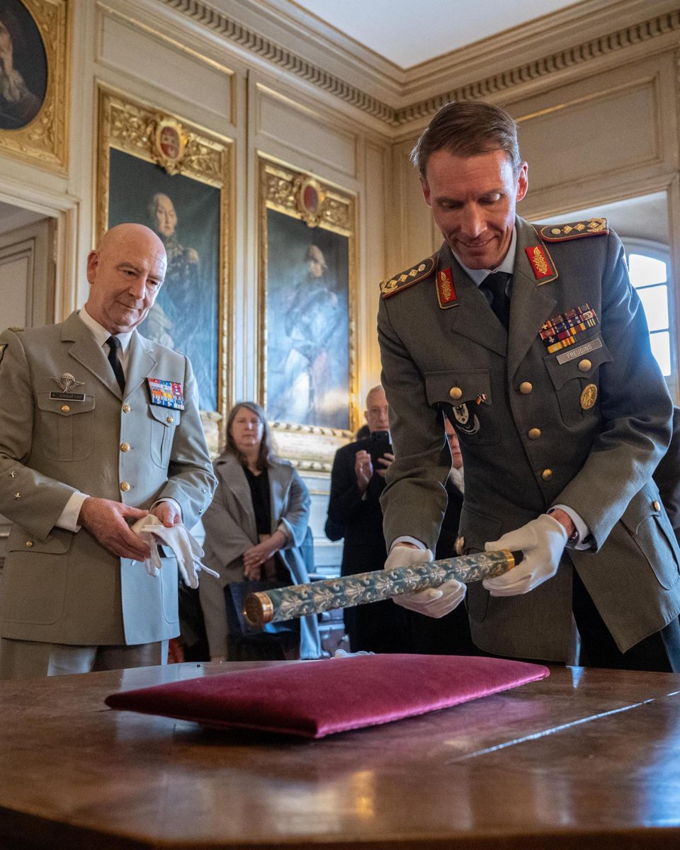 AllemagneDiplo's tweet image. Bienvenue à Paris au général Freuding! Le nouveau CEMAT🇩🇪 a effectué son 1er déplacement officiel en🇫🇷 pour rencontrer son homologue @CEMAT_FR.
Une visite placée sous le signe de la coopération🇫🇷🇩🇪 et consacrée notamment aux innovations nécessaires pour relever nos défis communs.