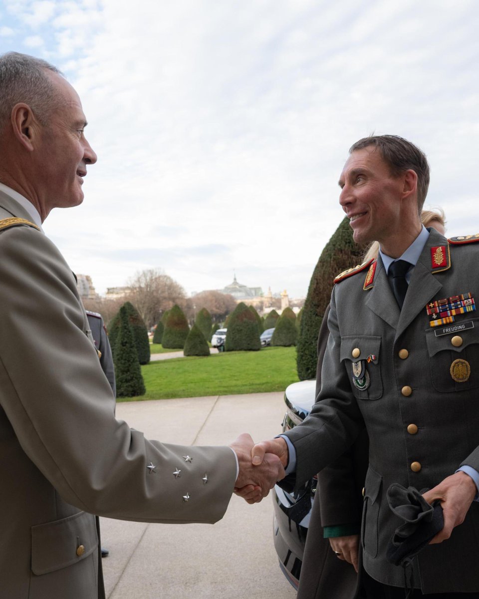 AllemagneDiplo's tweet image. Bienvenue à Paris au général Freuding! Le nouveau CEMAT🇩🇪 a effectué son 1er déplacement officiel en🇫🇷 pour rencontrer son homologue @CEMAT_FR.
Une visite placée sous le signe de la coopération🇫🇷🇩🇪 et consacrée notamment aux innovations nécessaires pour relever nos défis communs.