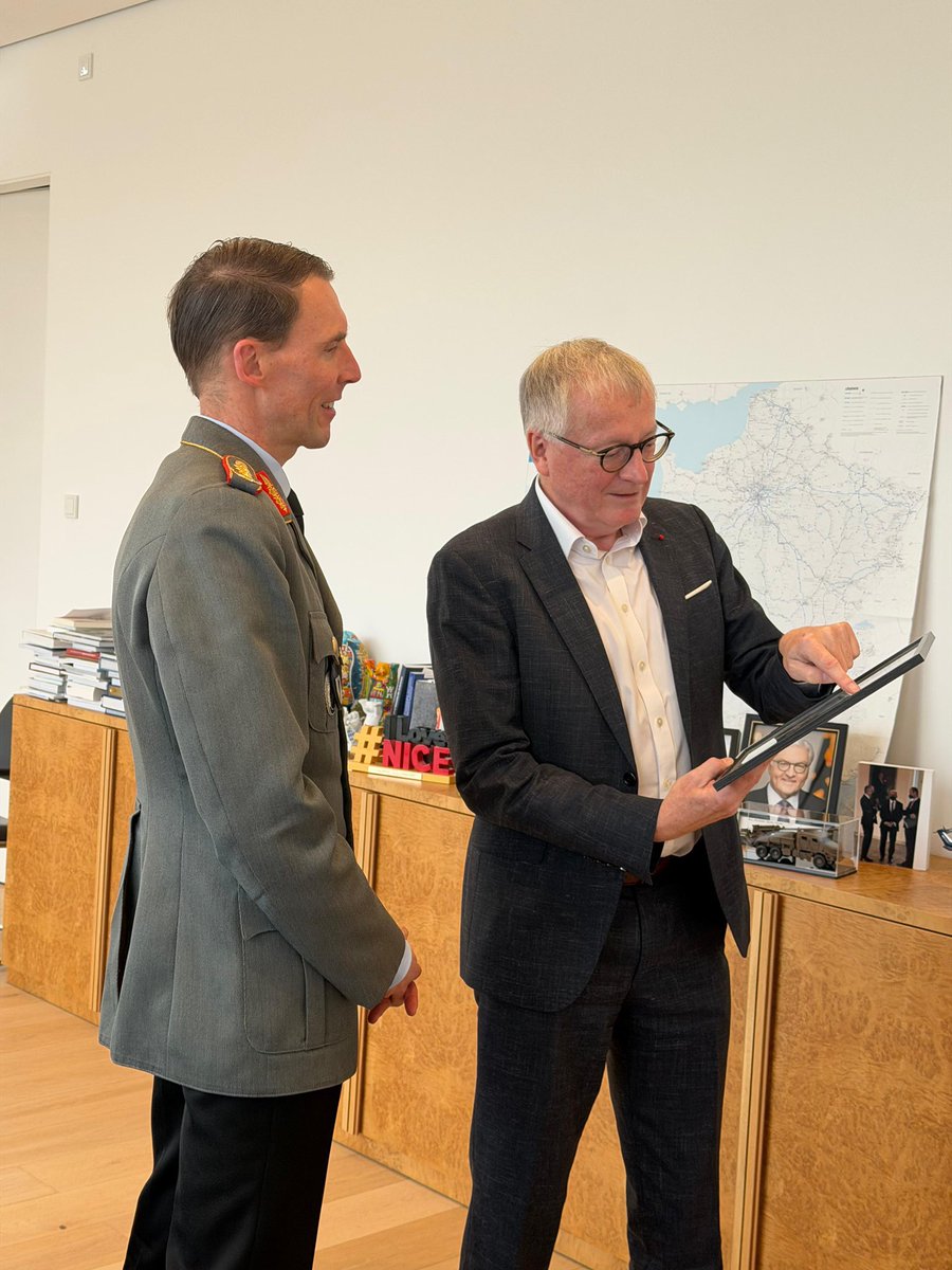 AllemagneDiplo's tweet image. Bienvenue à Paris au général Freuding! Le nouveau CEMAT🇩🇪 a effectué son 1er déplacement officiel en🇫🇷 pour rencontrer son homologue @CEMAT_FR.
Une visite placée sous le signe de la coopération🇫🇷🇩🇪 et consacrée notamment aux innovations nécessaires pour relever nos défis communs.