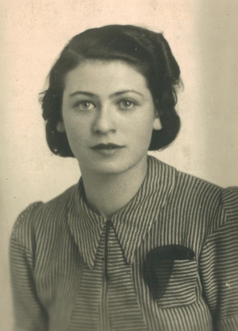 19 December 1916 | A Czech Jewish woman, Ruth Stinglová, was born in Kraslice.

She was deported to #Auschwitz from #Theresienstadt ghetto on 6 September 1943. She did not survive.