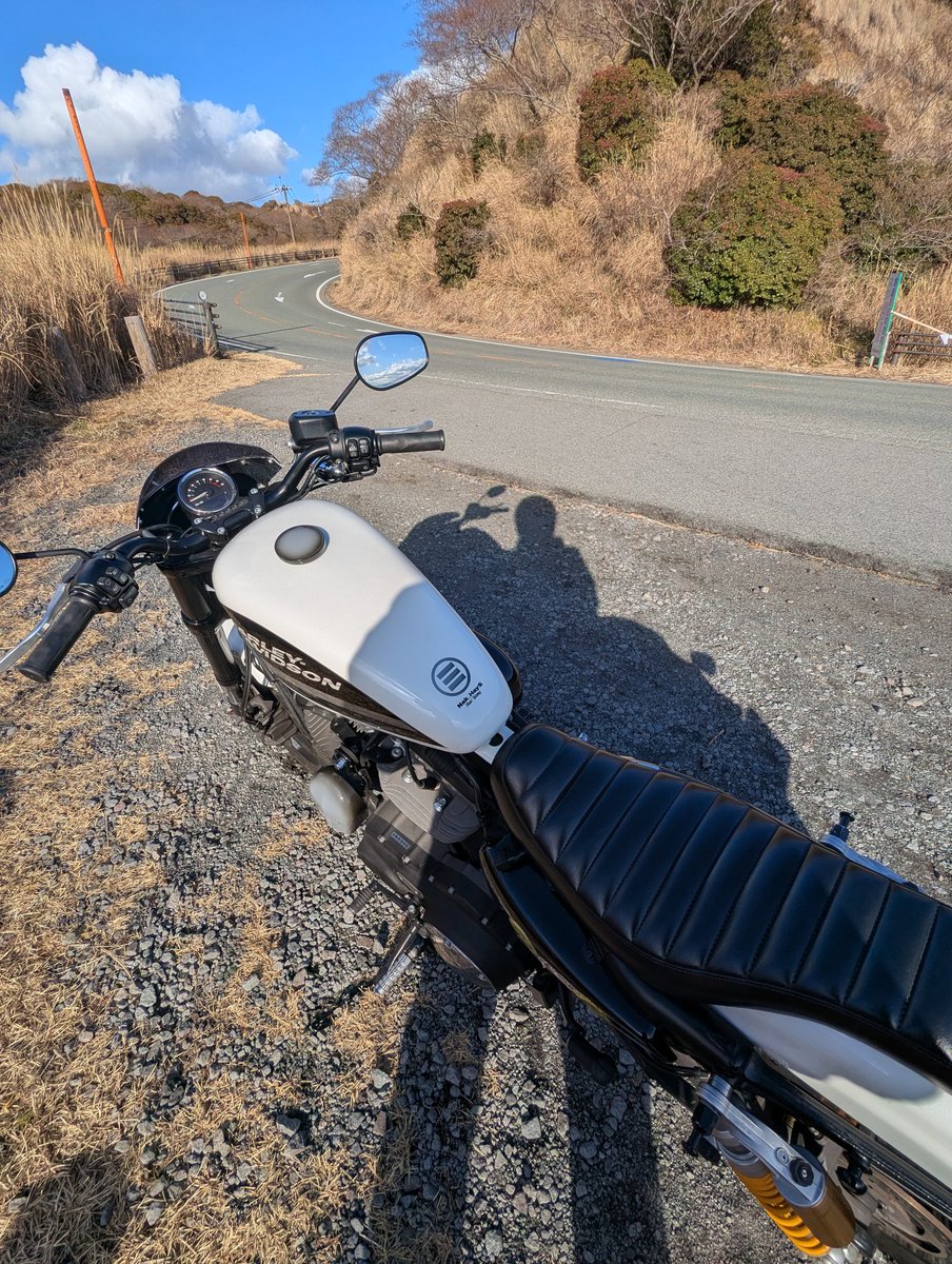 gaxtusyann's tweet photo. 4月末　物が2重に見え斜視に6月右目まぶたが開かなく検査　重症筋無力症と診断から薬を3カ月生活に支障がない程度に回復🙂それから様子見一月半　7カ月ぶりにバイクに乗った。暖かく少し冷たい風が心地よくコンビニ寄ってコーヒー買ってバイクに腰掛け飲んだとき　また、バイクに乗れるんだと実感した https://t.co/QYWNbmWrcE