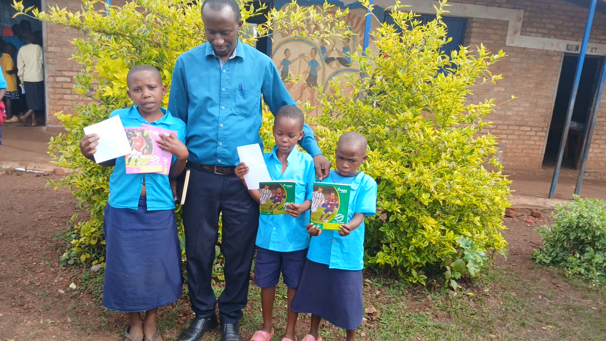 Migongogs's tweet photo. Nonaha 19/12/2025 kurwunge rw’amashuri Migongo/TSS hatanzwe indangamanota kubanyeshuri. Abambere bahize abandi mu manota bahembwe amakaye. Umuyobozi w’ikigo yashimiye abanyeshuri uko bakoze, abasaba kuzarushaho. @HABIMANAPHENIAS , @nyarubuye_s , @KireheDistrict , @NESA_Rwanda https://t.co/q8vs5eLeyM