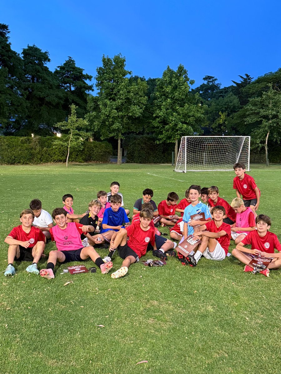 Así fue el cierre de año de la escuelita y el fútbol de los chicos. 🍔⚽

Una jornada para compartir, disfrutar y celebrar junto a todos nuestros jugadores.

¡Hasta el año que viene! 😁