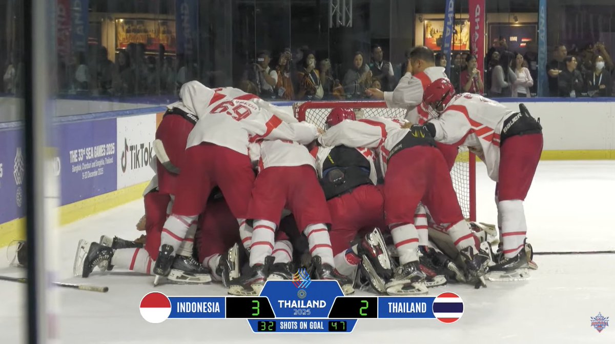 INI JUGA SEJARAH!!!! 

Untuk pertama kalinya Tim Es Hoki Putra Indonesia meraih emas SEA Games. Indonesia menang dramatis atas juara bertahan dan tuan rumah Thailand. 

Tertinggal lebih dulu 1-2, Indonesia berbalik unggul 3-2 saat laga menyisakan 43 detik! 

2017🇮🇩, juru kunci