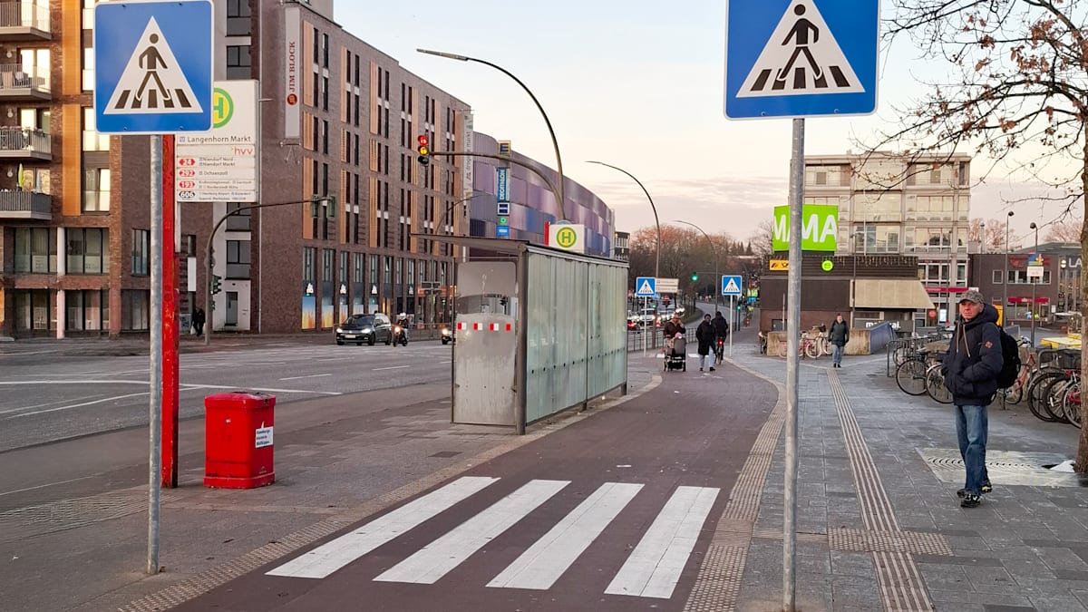 welt's tweet image. Hamburg testet Mini‑Zebrastreifen auf Radwegen to.welt.de/Ukm6bd2