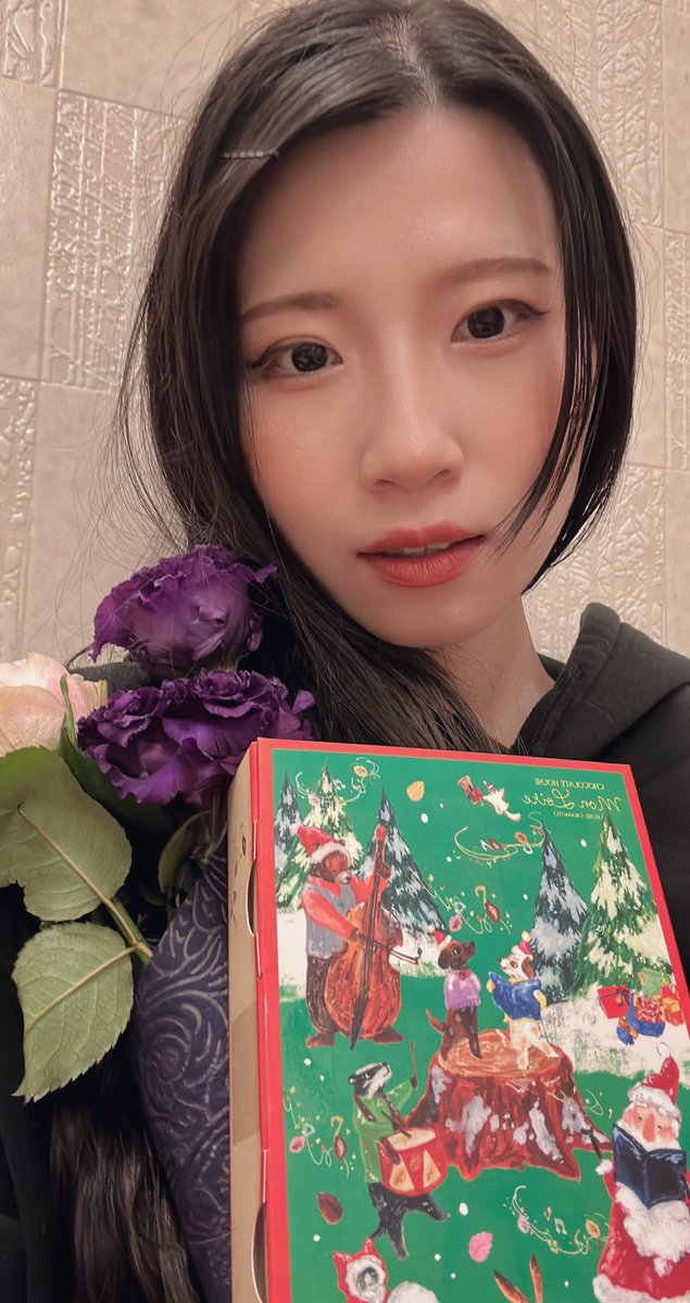 ただーいま。

初日、明けました。ご来場いただいた皆さま、ありがとうございます。客席から聞こえる笑い声がエネルギーになります。
明日もまた、たくさんの笑顔が見られますよう。
いただいた差し入れと、お裾分けのお花と共に。