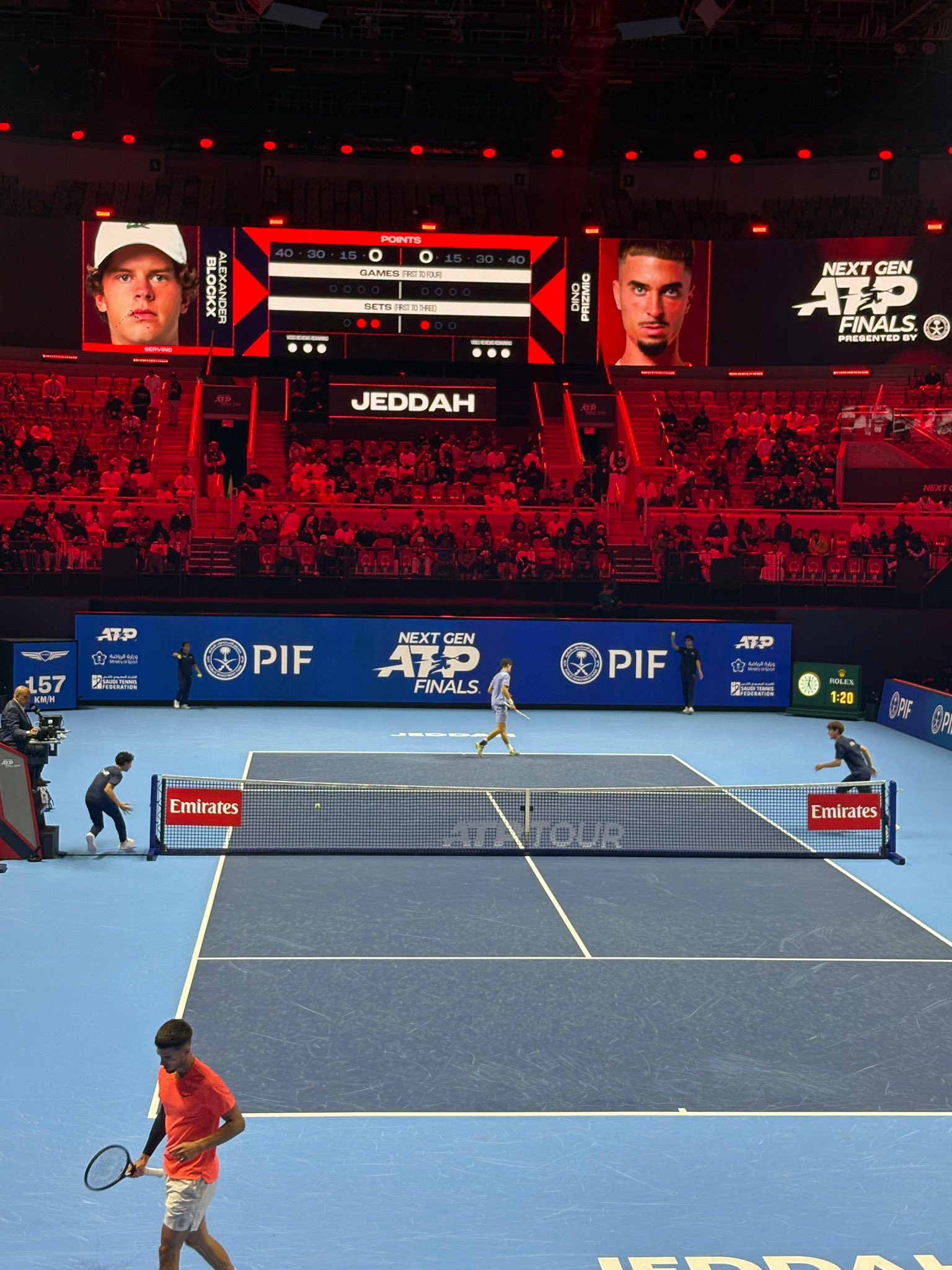 يتقدم البلجيكي ألكسندر بلوكس على نظيره الكرواتي دينو بريزفتش بمجموعتان مقابل مجموعة حتى اللحظة. #نهائيات_الجيل_القادم 