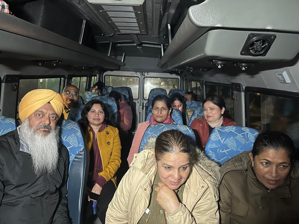 DrSSSandhu's tweet photo. Peacefully protesting College Teachers of Chandigarh in police custody. https://t.co/fdwL8qybOh