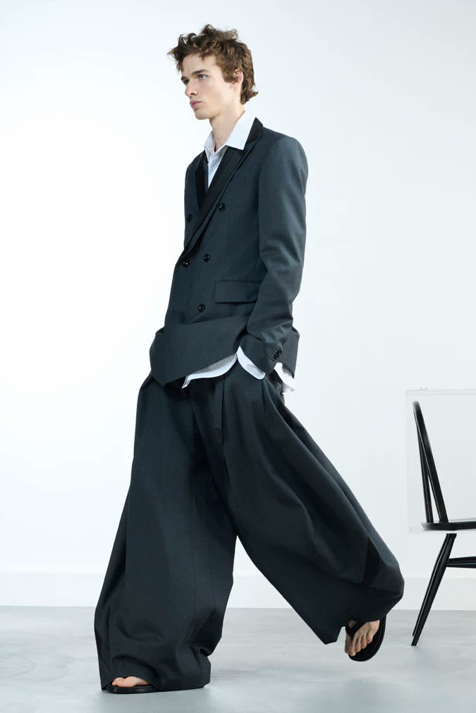 sacai 2026ssはパンツが話題ですね。カーブパンツは様々な素材が出てい