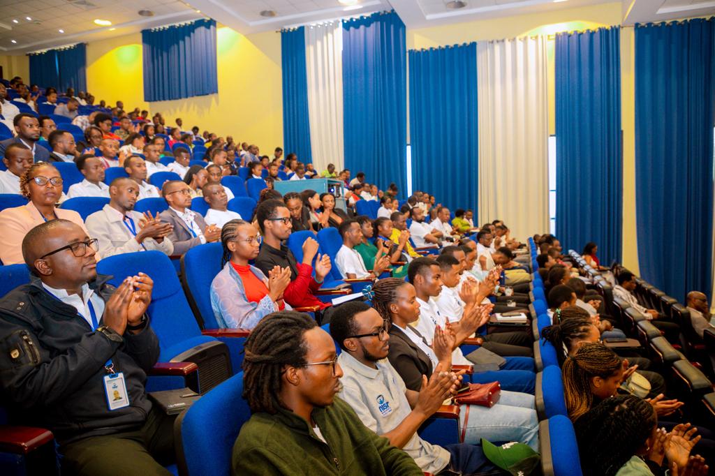 statisticsRW's tweet image. Today at NISR, we celebrated African Statistics Day and awarded winners of the 
📌 Infographics Competition,

 📌 Big_Data Hackathon, and

 📌 Data Journalism Awards.

➡️ Aligned with the 2025 theme, "Leveraging innovations in data and statistics to promote a just, peaceful,…