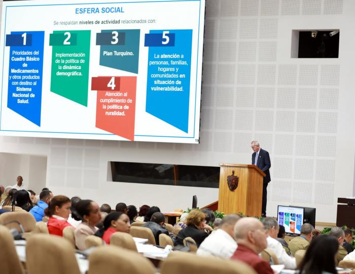 #SantiagoDeCuba| El ministro  <a href="/MEP_CUBA/">Ministerio de Economía y Planificación de Cuba</a> ,<a href="/JoaquinAlo89130/">Joaquin Alonso</a> , presentó el Plan económico para 2026, partiendo de que la economía cubana continuó en 2025 en un «escenario de economía de guerra», agravado por el efecto combinado y acumulado de factores externos e internos.