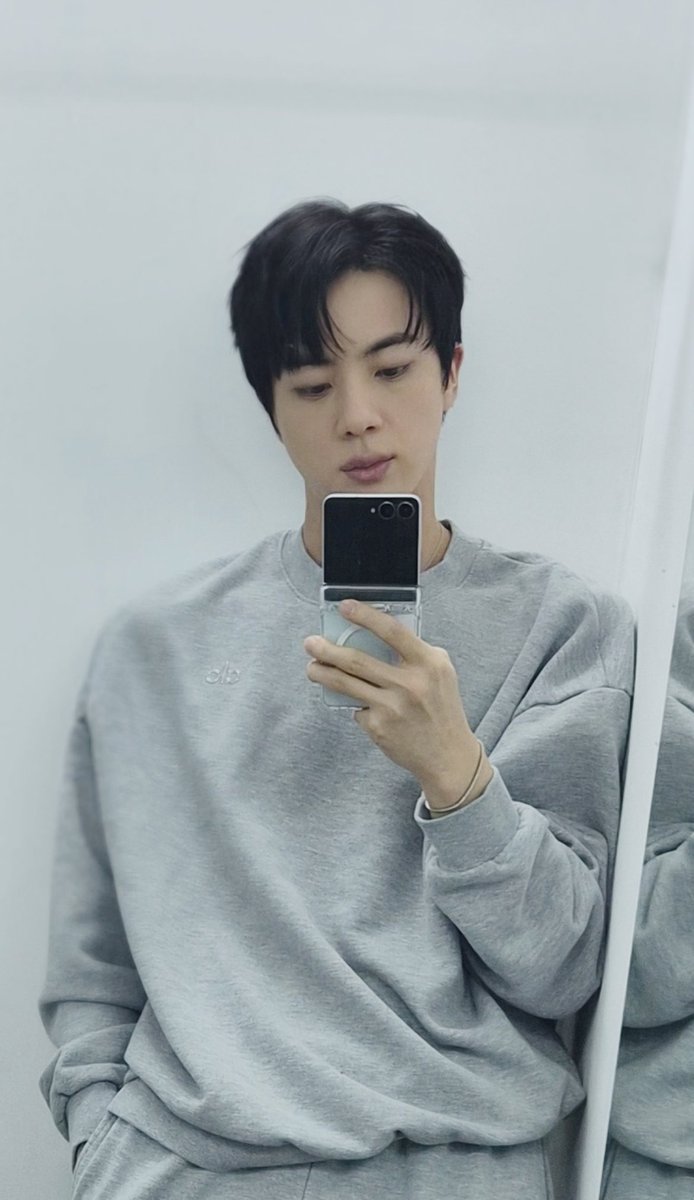늘 예쁜 모습만 보여주고 싶어 하는 강아띠라 헤어랑 메이크업 받으면 사진 남겨주는 거 기엽당 ..🩶 #방탄소년단진 #Jin