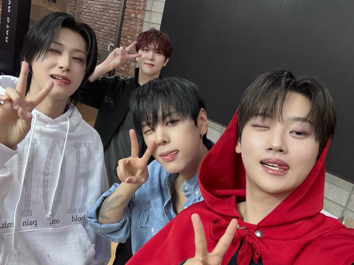 WEi__Official's tweet photo. 위아이를 항상 웃게 만드는 루아이 덕분에
오늘도 에너지 풀충전 🤜- ̗̀✨ ̖́-🤛

#위아이 #WEi
#Wonderland #HOME https://t.co/XkmnhhcTv2