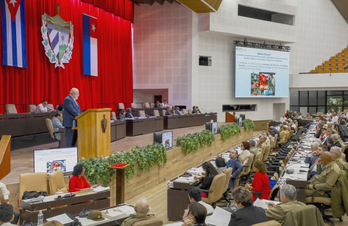 #SantiagoDeCuba|El Programa de Gobierno para corregir distorsiones y reimpulsar la economía se ha ejecutado en un contexto complejo, marcado por el persistente bloqueo financiero por parte de EEUU, el acceso restringido a divisas, así como el impacto del huracán Melissa.