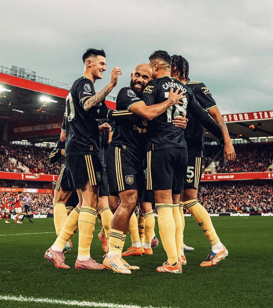 🇵🇹👏🏼 Amorim: "There are club legends who say: 'if you don't play, leave.' No, you should rather think about staying, fighting, and proving to the manager that he's wrong.

“The kids feel entitled and free to respond to the manager with a picture. My office is open but nobody is